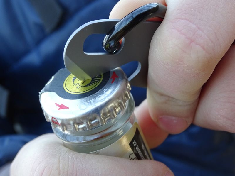 Otevírák korunkových uzávěrů funguje perfektně. Jen je škoda, že těchto skleněných láhví s tímto typem uzavření nějak ubývá.