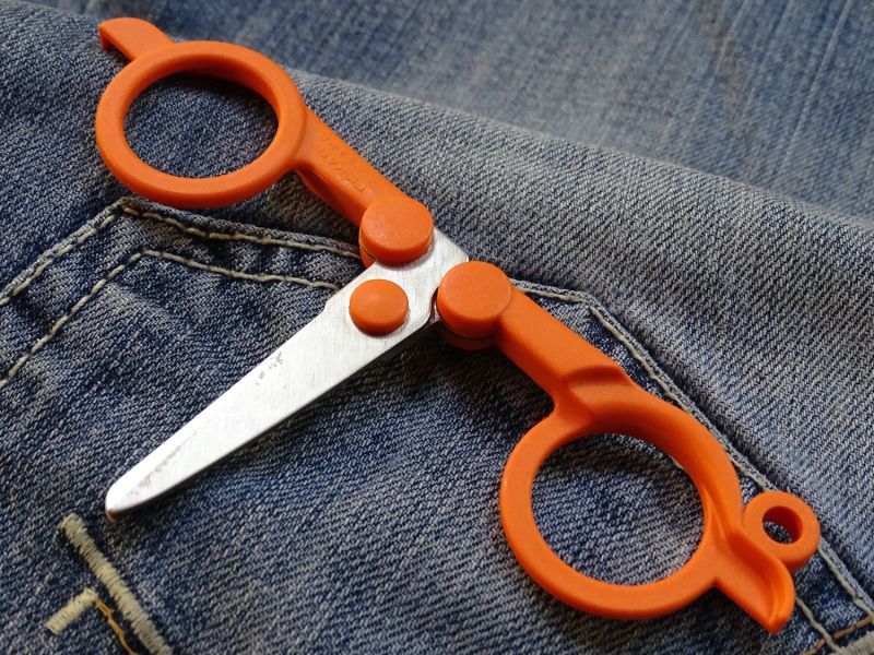 V této poloze, kdy jsou držadla nůžek rozevřeny do pravého úhlu k ocelovým čepelkám, mohou být nůžky použity jako improvizovaný boxer.