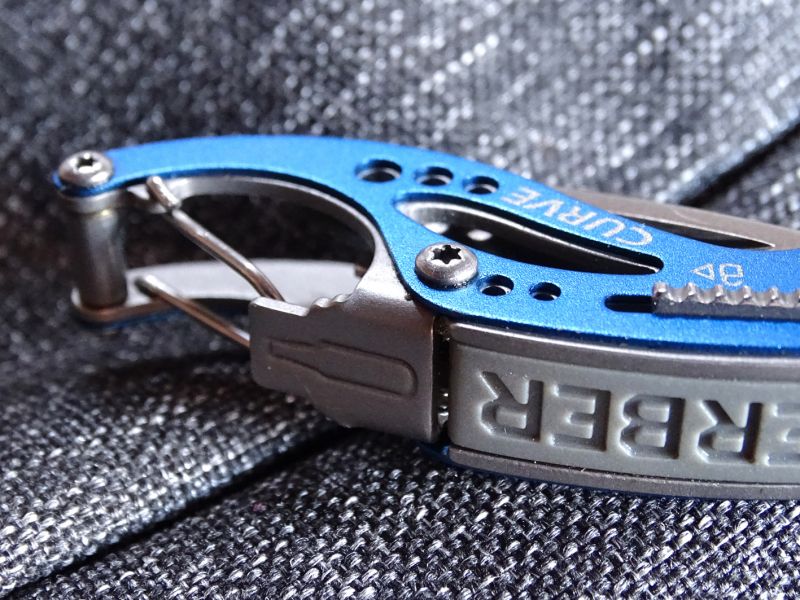 Praktickým konstrukčním prvkem je také klip pro uchycení nože kam to půjde. Klip je kombinován s otevírákem korunkových uzávěrů.