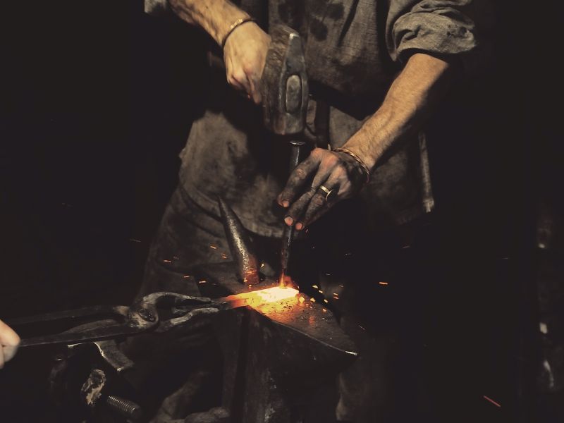 A nejen zbraně budou potřeba. Prepper musí být v podstatě takové vše v jednom, prostě takový všeuměl. Umět alespoň základy kovařiny a vlastnit takovou dílnu může znamenat obrovskou výhodu.