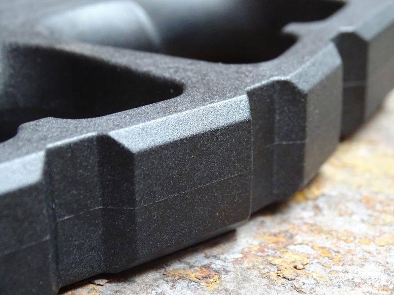 Masivní boxer chránící prsty ruky držící dýku, může být směle použit k osobní ochraně.