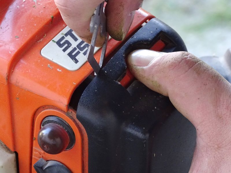 Plochý šroubovák využijete jako plochý šroubovák :-) či s ním můžete otevřít například jako já plastový kryt vzduchového filtru u sekačky, kdy jej použijete jako páčidýlko.