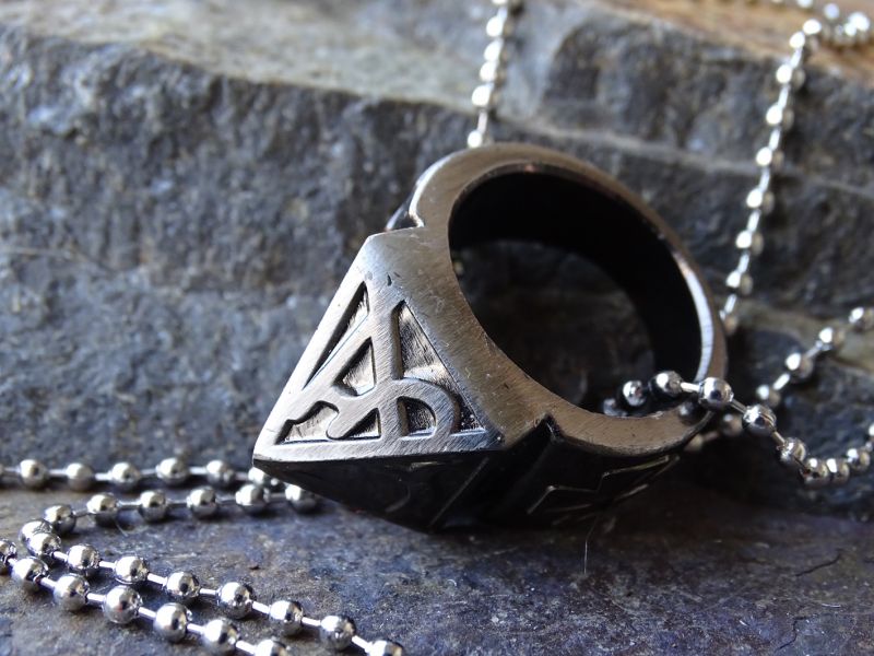 Robustní „bojový“ prsten vyrobený z jediného masivního kusu mosazi. Díky svému účelnému tvarování hlavice dokáže způsobovat až tržné silně krvácející rány. Při sebeobraně pak půjde o velmi účinný nástroj, který vám může pomoci chránit vaše zdraví či život.