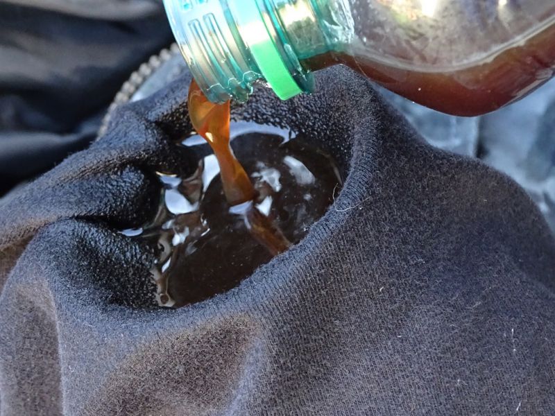 Pamatujte, že ideální čas na přípravu studené kávy je přibližně 12 hodin, minimální přibližně 6 hodin a maximálně bych ponechala kávu ve vodě asi 24 hodin. Pak již moc hořkne.