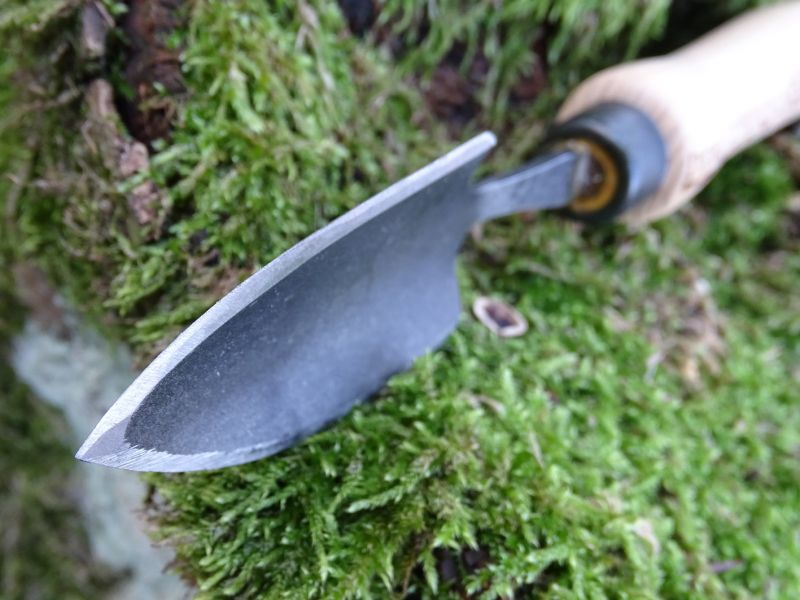 Po vybroušení nožového ostří se také pěkně zašpičatí hrot. Lopatka pak může také posloužit jako sebeobranná dýka.