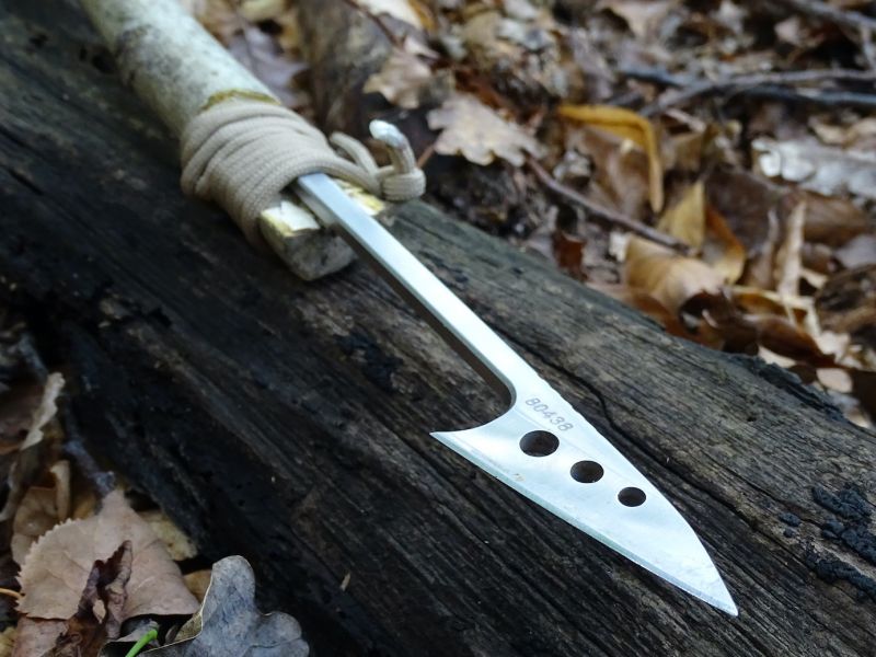 Můžete si za jeho pomoci také patřičně upravit a vytvořit násadu pro kopí, které může být následně využito pro lov ryb či jiné drobné pernaté i srstnaté zvěře. Pro uchycení nože k násadě můžete využít šňůrku dodávanou s nožem.