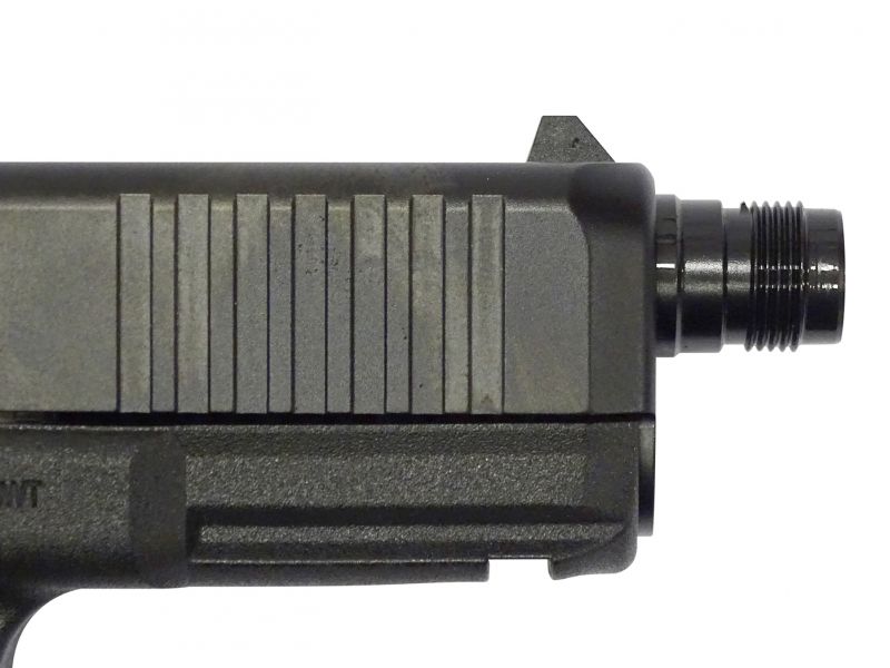 Tolik přečnívá prodloužená hlaveň před čelo ocelového závěru. A takto vypadá ústí prodloužené hlavně bez krytky závitu.