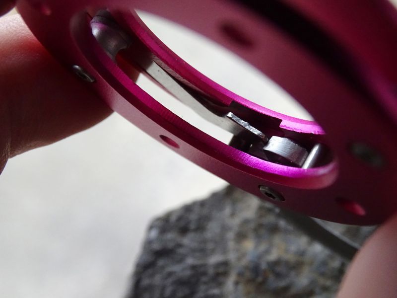 A i když jde o takto jednoduchou konstrukci, je čepel nože v otevřeném stavu jištěna jednoduchou pojistkou proti nechtěnému zavření.