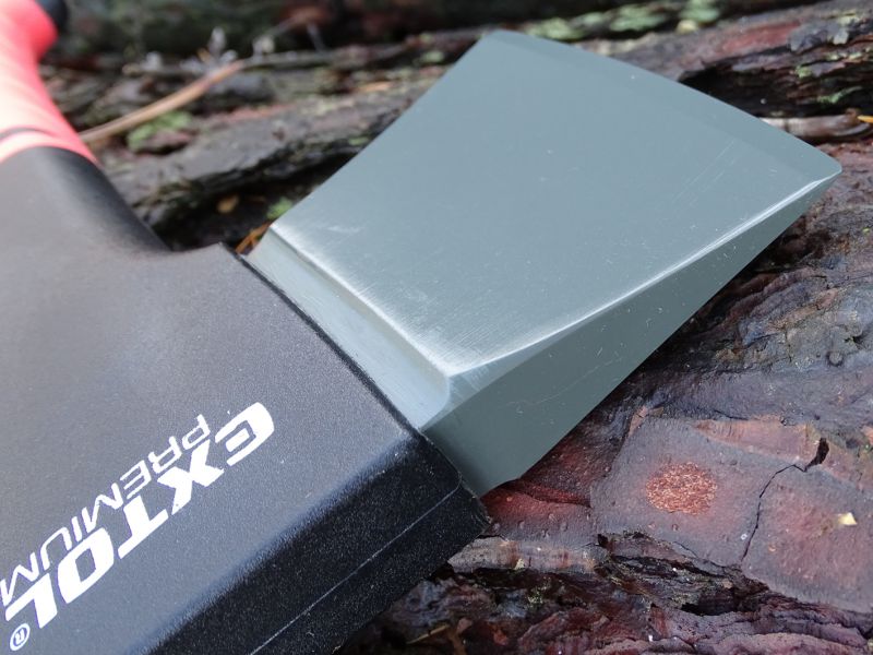 Ocelová čepel největšího Extolu je již z výroby poměrně slušně nabroušená a je masivnější oproti bratříčkům hlavně ve své horní části, z čehož plyne pevnější spojení s nylonovou čepelí.