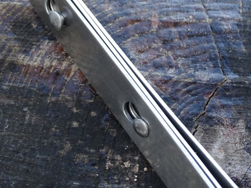 Detail jednoduchého spojení lžičky, vidličky a nože.