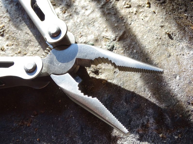 Kleště jsou spíše úzkého profilu a mají tradiční rovnou přední část, kruhovou střední část a v zadní části je tradiční stříhač drátů.