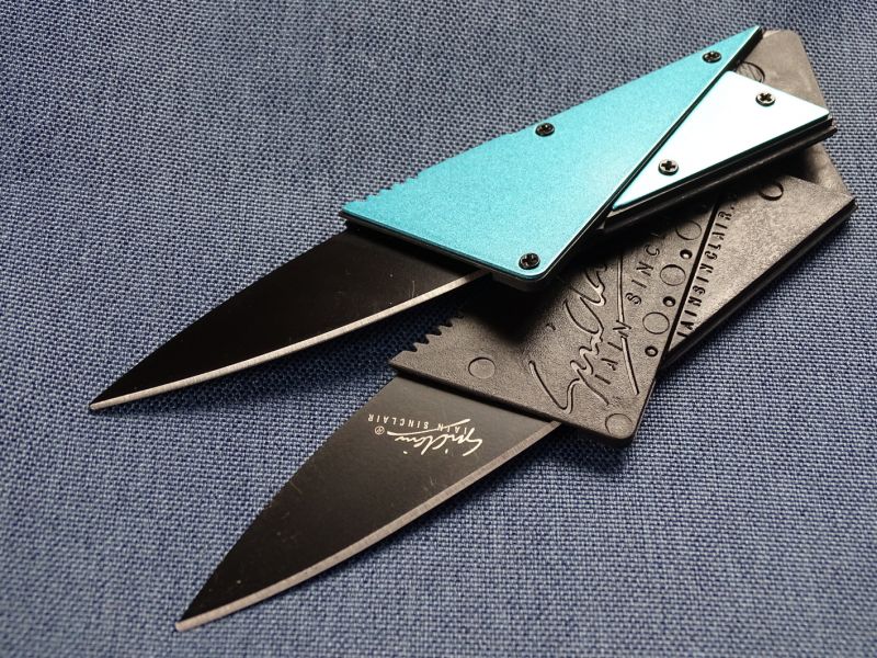 Obě zde představené modifikace skládacího kartového nože mají shodnou velikost, co se týče délky a šířky 85 x 54 milimetrů. Tloušťka základního provedení je 2,5 mm, zesílené modifikace pak 3,5 mm. Jestli došlo k zesílení pouze z důvodu pevnosti konstrukce nože, anebo z důvodu možnosti zachycení nože kontrolním rámem – nevím... Ale vzhledem k využitelnosti nožíku se spíše přikláním k té druhé možnosti... Hmotnost standardu je 14 gramů. Vyztužené provedení má už rovných 24 gramů!