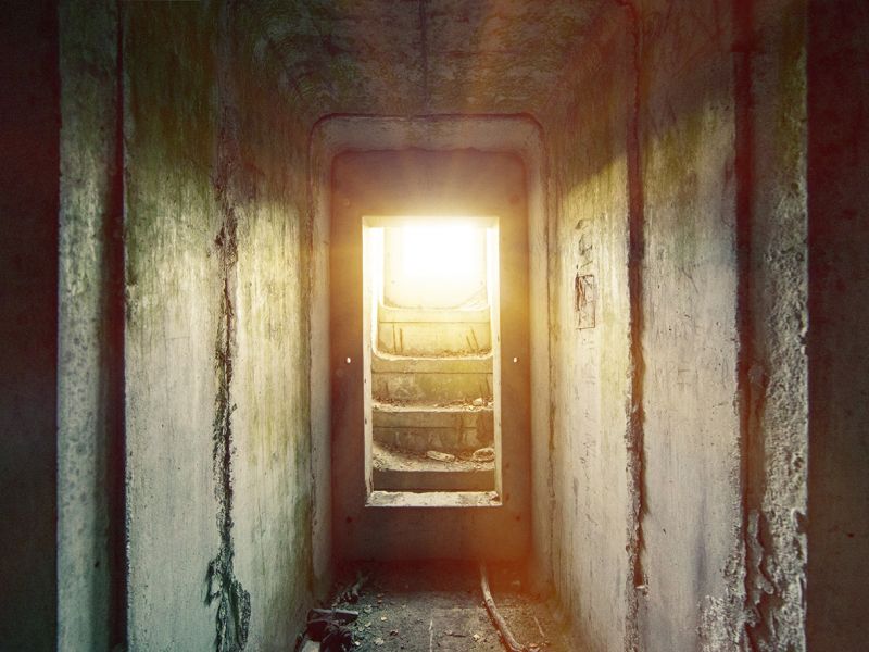 Evropanovi zbývá jedno řešení. Hurá pod zem! A i tak bude mnohem lepší, pokud bude takovýto podzemní „byt“ někde mimo zájmovou oblast plánovačů protistrany. Čím dále od dopadu, tím lépe. Mějte na paměti, že horní část stropu takovéto stavby by měla být pod úrovní okolního terénu! A slovní spojení „čím dále, tím lépe...“ doplňme na tomto místě také - čím hlouběji, tím lépe!