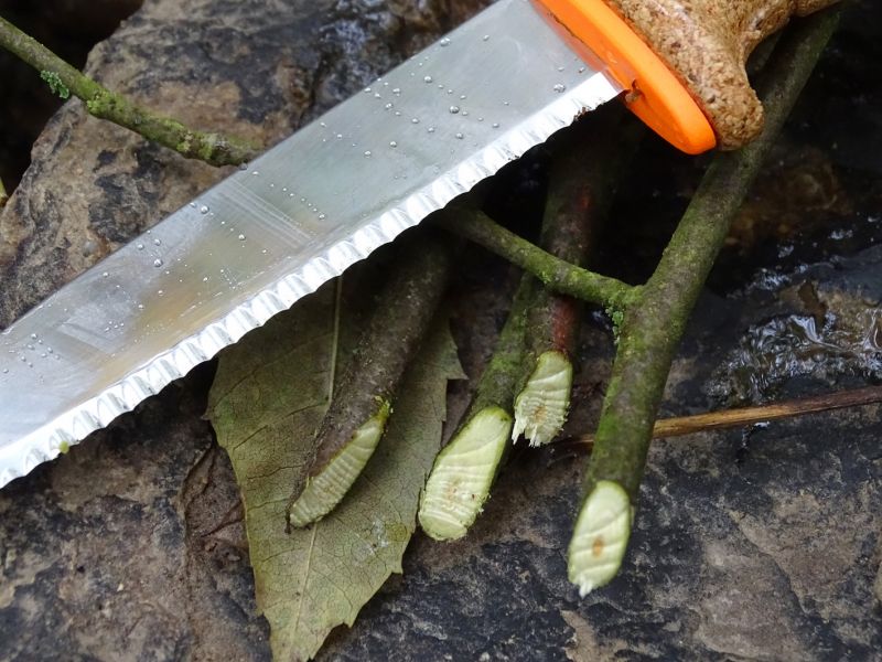 Účinné zubaté ostří si hravě poradí s přírodními i syntetickými lany, různými textýliemi, ale i větvemi.