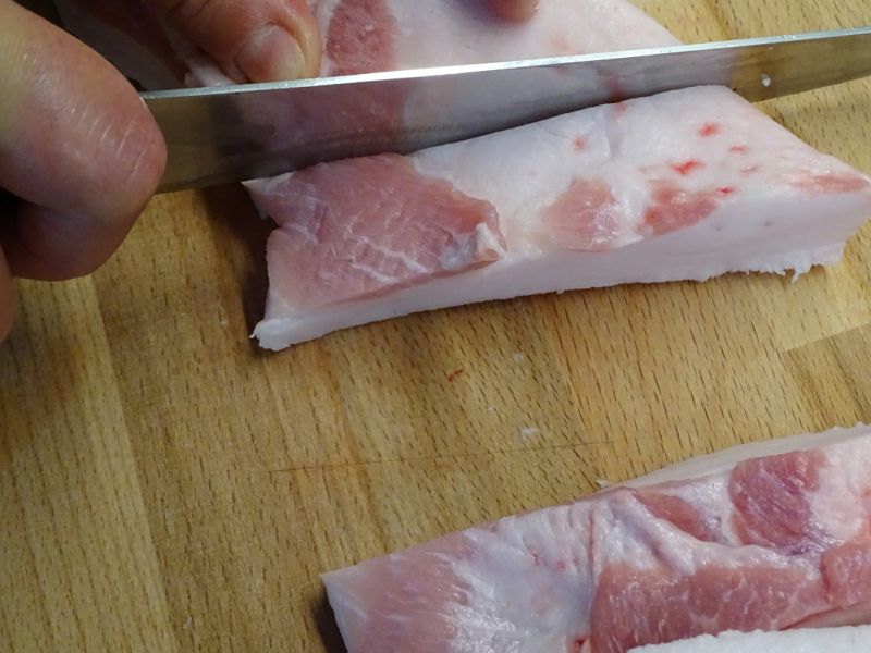 Nejdříve si nakrájíme pláty sádla nebo prorostlého sádla na pásky...