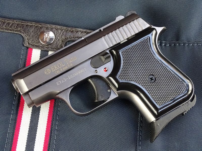 Levý boční pohled na osmimilimetrovou plynovku. I přes své malé rozměry dokáže velmi dobře odvést svoji práci a pomoci vám v nesnázích.