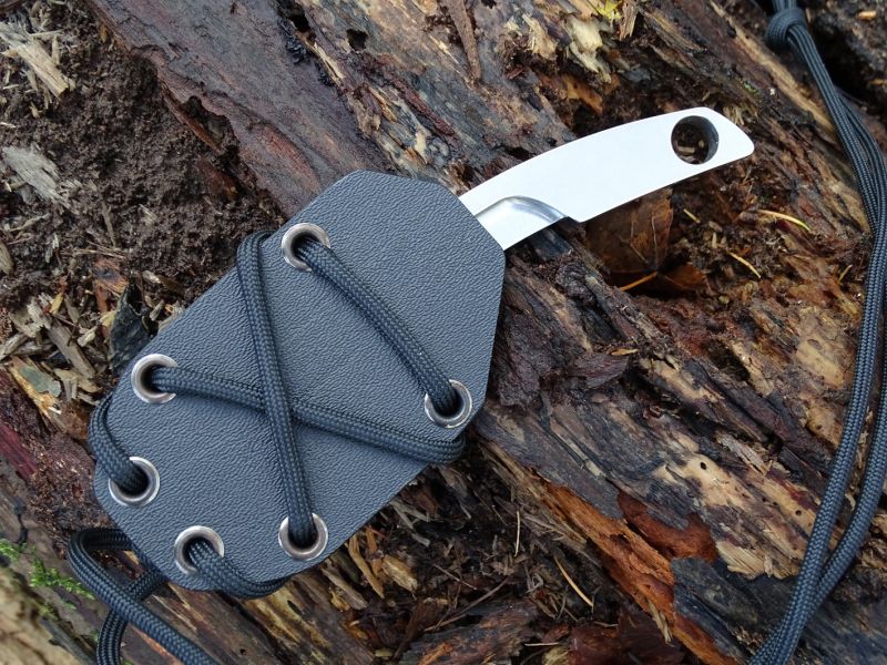 Protažení závěsné šňůry skrze otvory v kydexovém pouzdře je zcela v podrůčí uživatele nože.