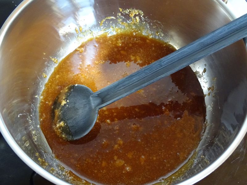 Takto potom cukr vypadá rozpuštěný a zkaramelizovaný. Při jeho rozpouštění jej stále míchejte ať se vám nepřipálí.