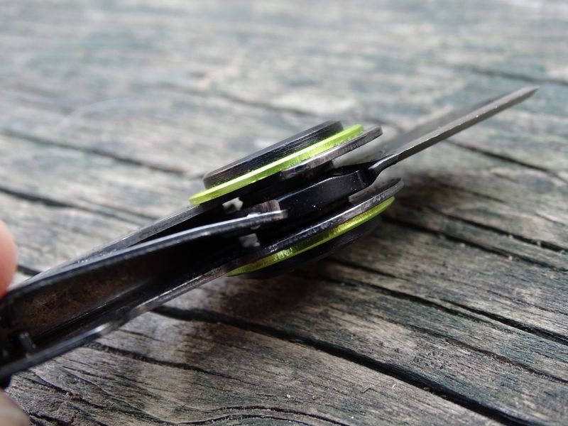 Malý nožík má ve své konstrukci také zakomponovanou pojistku čepelky proti jejímu nechtěnému zavření.