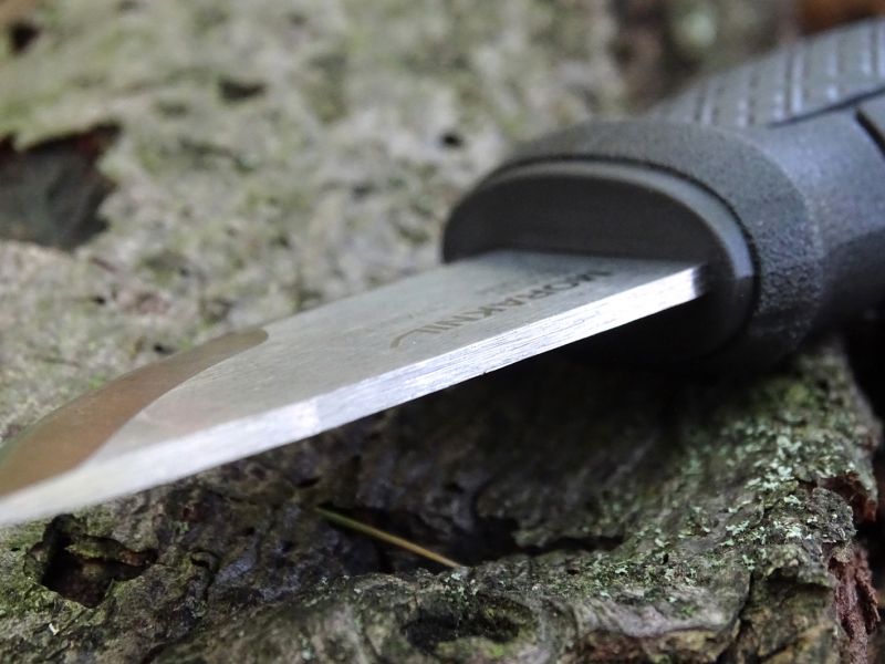 Horní část ostří je z výroby ponechána jakoby nedokončená (nezabroušená). To ale není výrobní nedostatek, ale naopak záměr.
