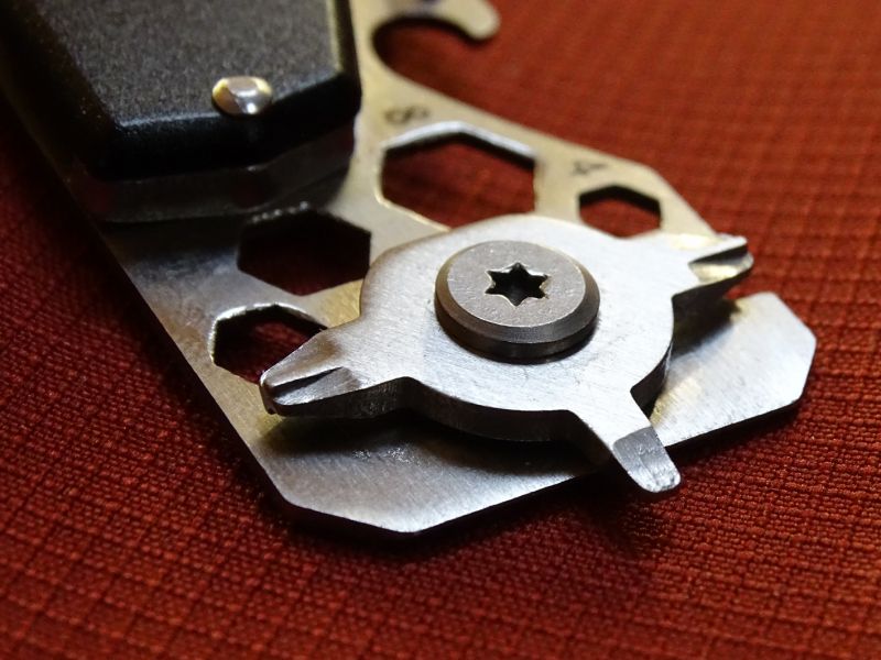 V zadní části umístěná otočná hlava nese dva křížové šroubováky dvou velikostí a jeden malý plochý.