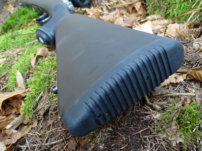 Gumová botka pažby má výrazné horizontální vroubkování pro jistější založení pažby do ramene.