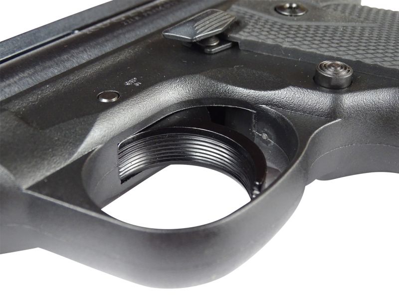 Typicky Rugerovsky tvarovaný jazýček spouště je také pro jistější pocit z ovládání příjemně rýhovaný.