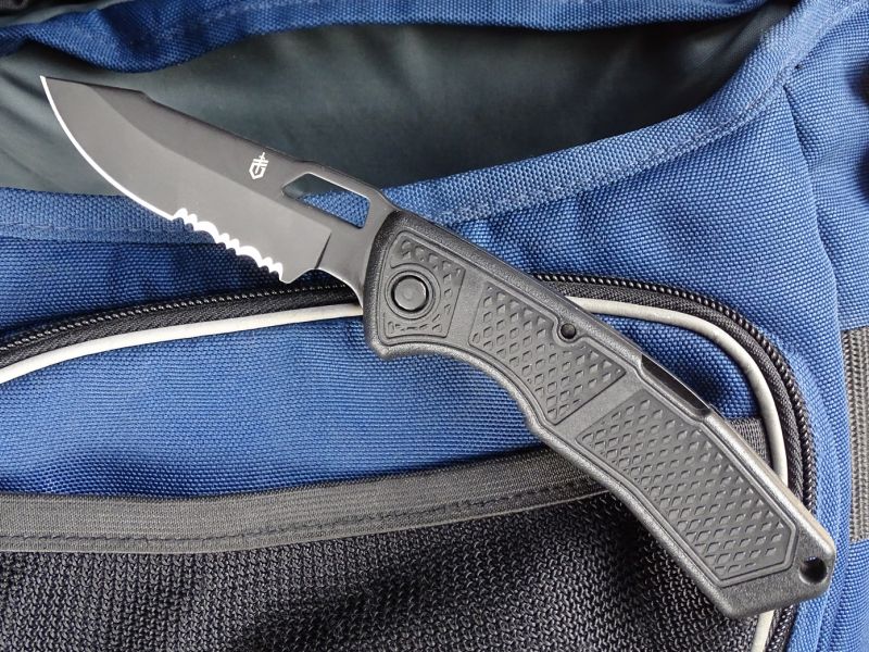 Otevřený nůž je dlouhý 192 mm a jeho celková hmotnost je 72 gramů. Délka kombinovaného ostří je 67 mm z toho připadá 27 mm na ozubenou část. Síla čepele je 2,5 mm. Rozměrný obdélníkový otvor umožňující otevření nože jednou rukou můžeme použít jako klíč.
