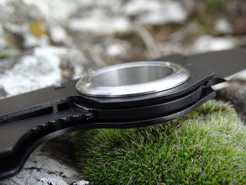 Otevřený nůž má čepel blokovanou lineární pojistkou.