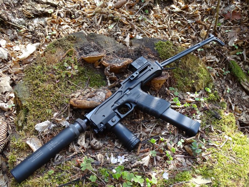 I když nejsem úplným zastáncem ověšení pistole jako vánočního stromečku, přeci jen se občas některé taktické příslušenství může hodit.