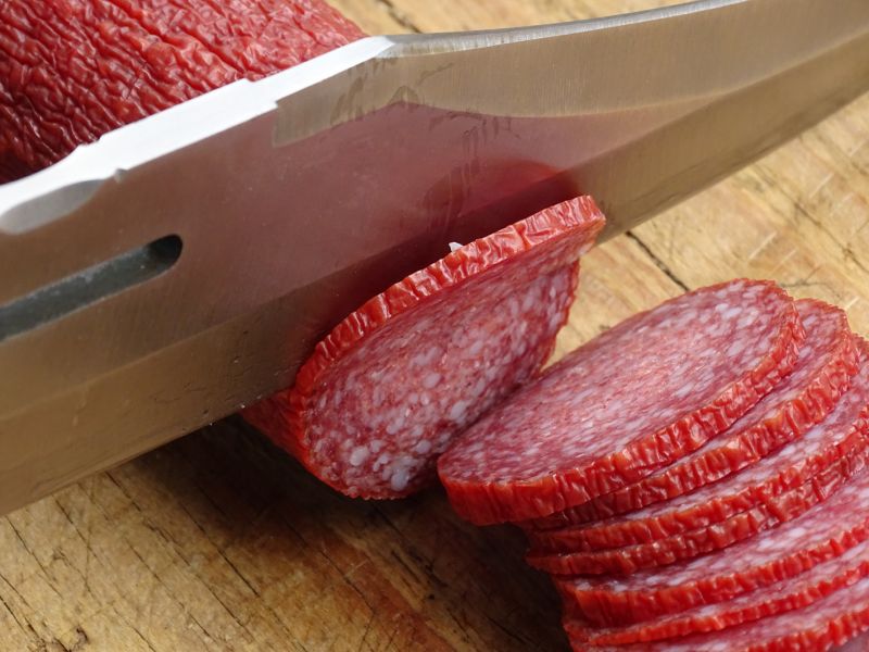 Pro změnu turista z Afgánistánu si hravě poradil s tenkými kolečky měkkého turistického salámu...