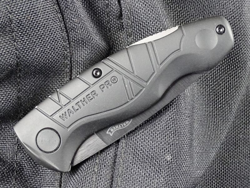 Zavírání, otevírání – pohoda, ale nesmíte s nožem nějak klepnout. A na čepeli také chybí alespoň nějaké vybrání či otvor pro snazší otevření.