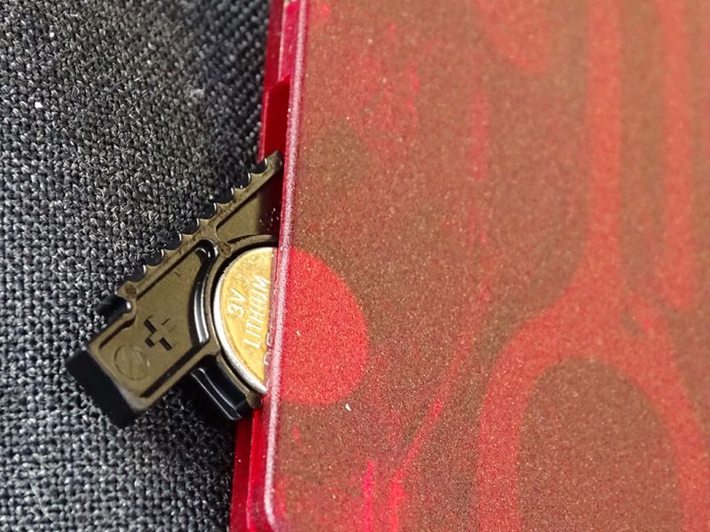 Jako zdroj energie pro svítilnu je používána běžně dostupná 3 voltová lithiová baterie typu CR 1025.