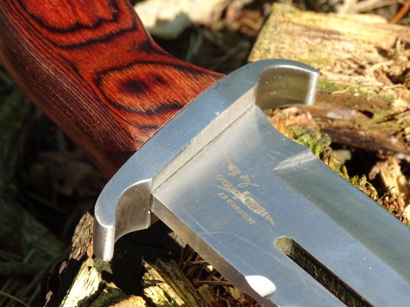 Záštita nože, jak jinak, opět značně masivní. U trojky již ale nenajdeme ani integrované nástroje v podobě křížového a plochého šroubováku, ani dva otvory kruhového průřezu.