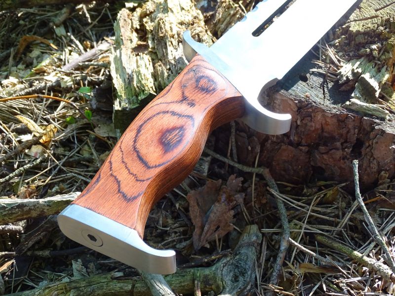 Rukojeť je u repliky vytvořena z laminovaného dřeva namísto u originálu použitého tvrdého a exotického ebenu. Nicméně i laminované dřevo u repliky vypadá moc pěkně a plní tak stoprocentně svůj úkol.