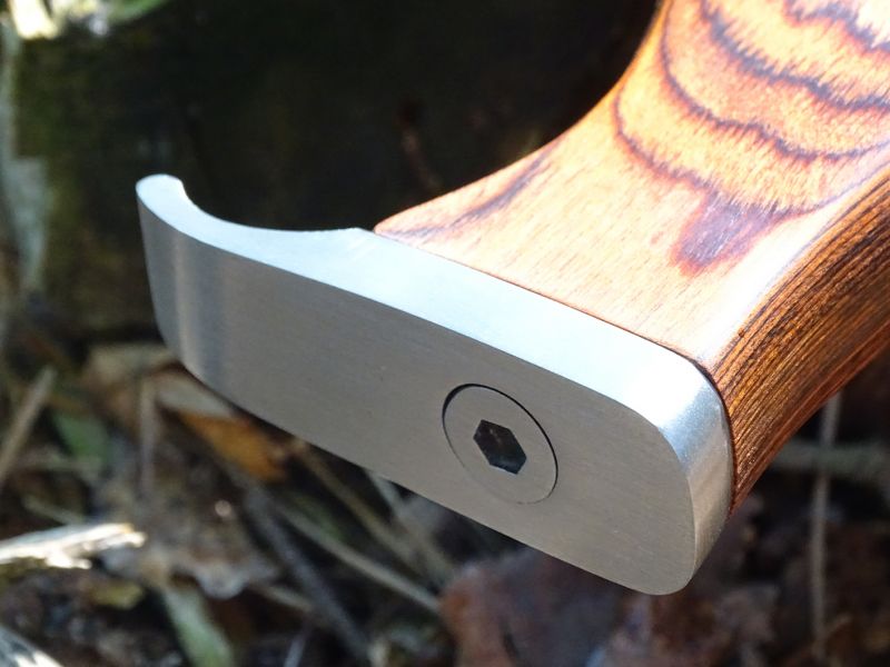 Botka je s čepelí skrze dřevěnou rukojeť spojena šroubem. Díky použitému materiálu a robustnosti může být botka bez problému použita v boji.