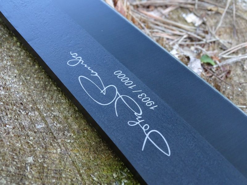 … na čepeli nože pak podpis Johna Ramba s číselným označením limitované výrobní série nože.