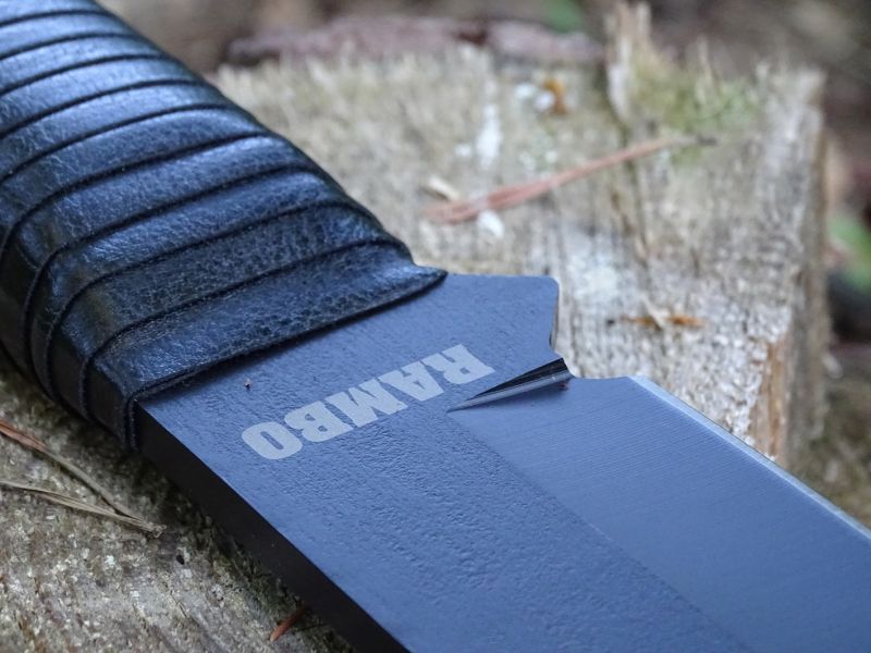 Na v podstatě neexistující záštitě můžeme nalézt jednoduché, jednoslovné, avšak všeříkající označení RAMBO...