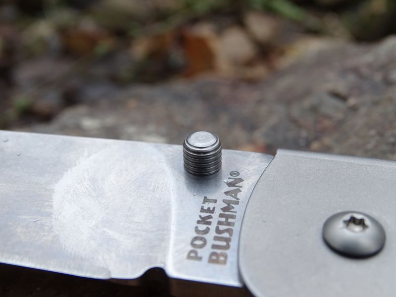 Detailní pohled na tzv. „červík“ našroubovaný do zadní horní části čepele sloužící jako opora pro palec ruky, která dokáže otevřít nůž do pracovní polohy. Není to úplně jednoduché, ale v případě potřeby to jde. Navíc si „červíka“ můžete našroubovat také z druhé strany a uzpůsobit si tak nůž pro levoruké ovládání.