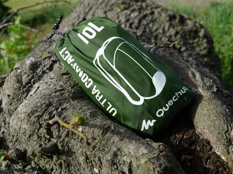 Vejde se do něj třeba teplá mikina pro případ změny  počasí, osobní věci i láhev s pitím. Nemůže konkurovat propracovanějším a větším batohům, ale jako záložní záležitost je úplně skvělej.