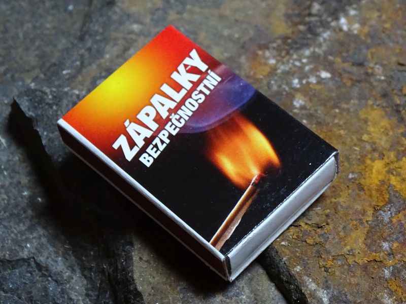 Různé druhy standardních krabiček sirek. Drobným rozdílem v jejich konstrukci je maximálně délka sirky, která se pohybuje nejčastěji v rozmezí 40 až 50 milimetrů.