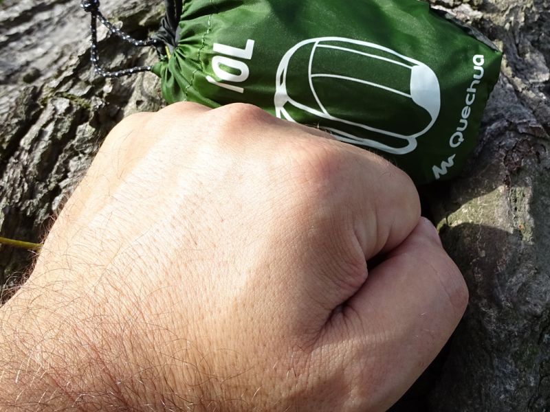 Asi největším přínosem je jeho kompaktnost ve složeném, anebo spíše smuchlaném stavu. Celý se pěkně vejde do integrovaného váčku, který je přímo součástí samotného baťůžku. Jeho velikost není větší než sevřená pěst dospělého člověka.