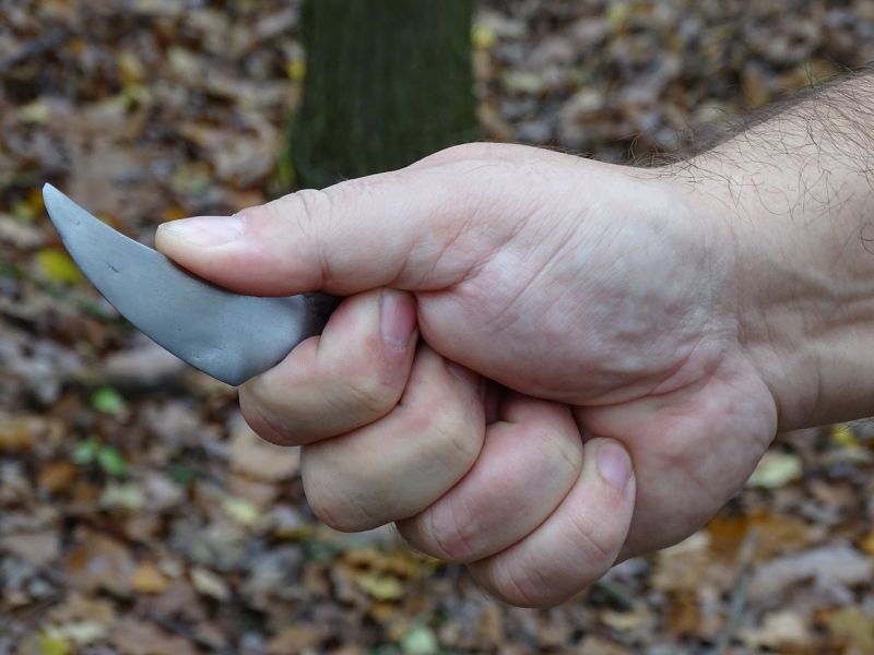 Čepel byla tvarována tak, aby bylo možné nožík použít vícero způsoby. Jednotlivé ukázky úchopů pak ukazují, že nožík mohl sloužit k běžné drobné práci, ale také ke stahování zvěře, anebo mohl být použit v boji.