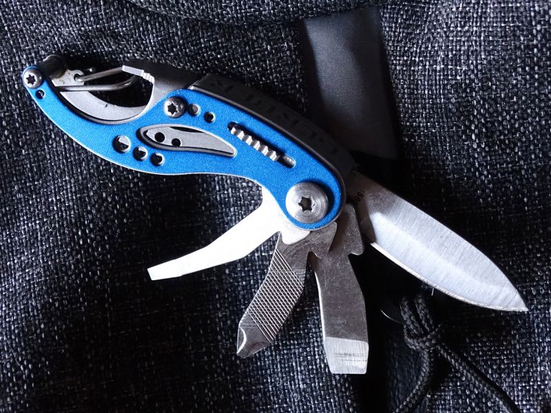 Nožík má celkem čtyři pracovní čepelky. Hlavní řeznou čepel, velkej plochej šroubovák, křížovej šroubovák kombinovanej s pilníkem a malej plochej šroubovák. Všechny pracovní čepelky jsou v otevřeným stavu jištěny pojistkou proti nechtěnému zavření.