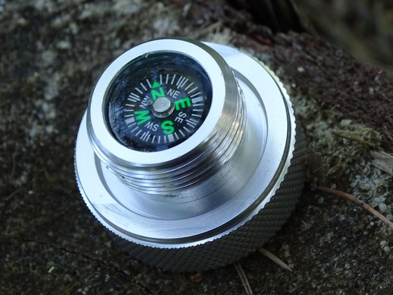 Kompas umístěný v nemagnetickém ukončovacím dílu rukojeti je vcelku funkční. Díl je vyroben z tvrzeného hliníku a nouzově lze použít v boji jako úderovou zbraň.