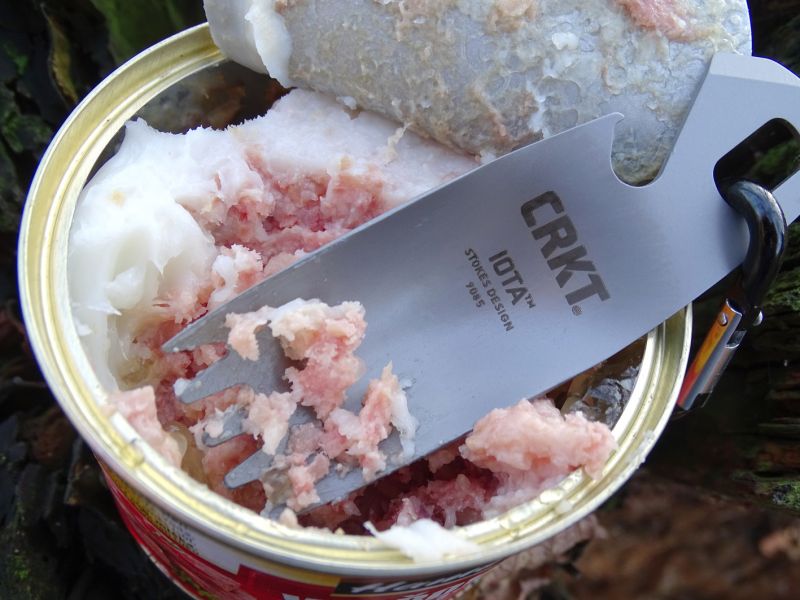 Zuby na hrotu lžičky velmi dobře poslouží při porcování tužší potravy.