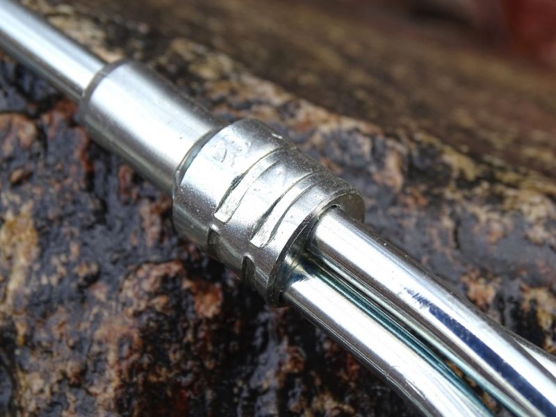 Detail uchycení tří samostatných hrotů trojzubce do jediné ocelové objímky.