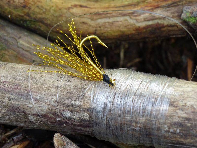 I obyčejný kdekoli ležící klacek můžete využít jako náhradu za plastové tělo nouzové udice. Jen k němu musíte připevnit a následně namotat silon.