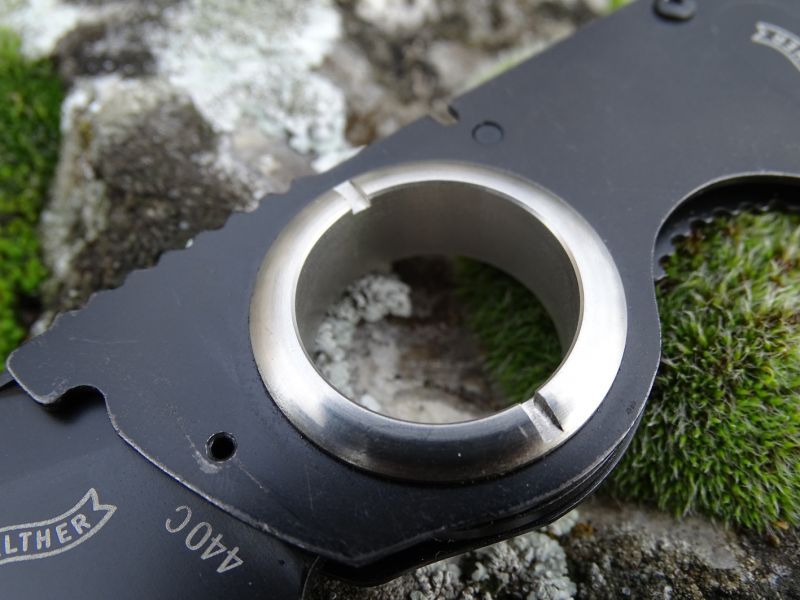 Masivní kruhový otvor pro ukazovák ovládající ruky.