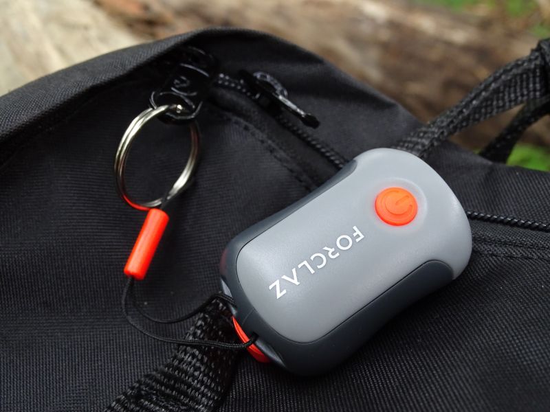 Maličká dynamová svítilna je odolná proti stříkající vodě a opravdu ji můžete používat jako praktický přívěšek. Pořídíte ji za rozumných 119,- Kč.